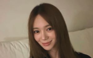 이엘리야, 청순 미모에 은은한 조명까지..인형 그 자체