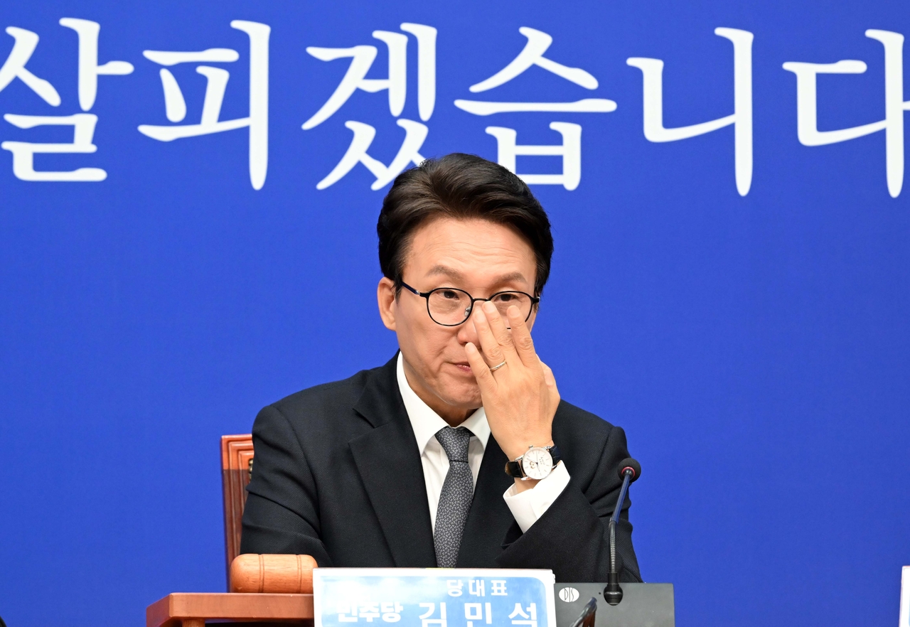 김민석 더불어민주당 대표가 7일 오전 서울 여의도 국회에서 열린 최고위원회의에서 안경을 고쳐쓰고 있다. 이상섭 기자