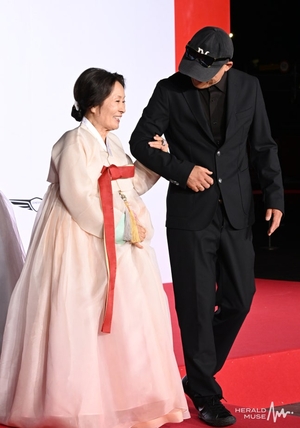 [뮤즈현장]‘여전히 찬란하게’ 김혜자, 출연 고사했는데..마음 돌린 감독의 진심 “편지 쓰고 집까지 찾아가”