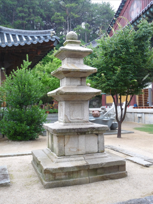 해운정사 내에 있는 삼층석탑 [해운정사 제공]