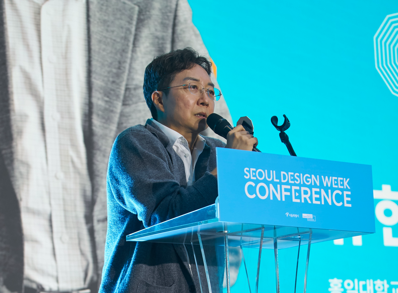 Yoo Hyun-joon, a professor at Hongik University, speaks at Seoul Design Week Conference on Thursday. (Seoul Design Week)