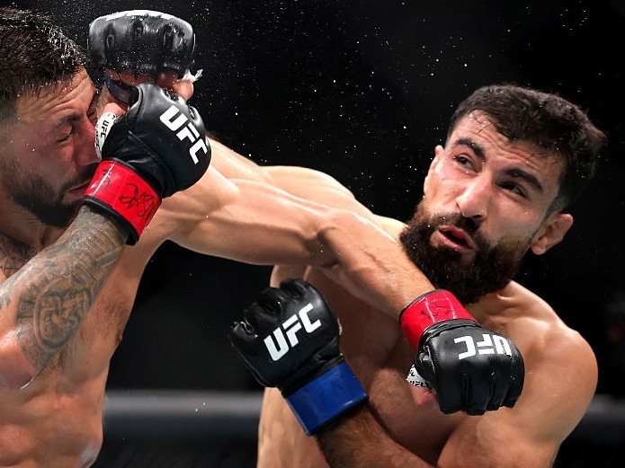 파리드 바샤라트(오른쪽)가 지난 해 10월 미국 라스베이거스 티모바일 아레나에서 열린 UFC 320에서 크리스 구티에레스와 펀치를 교환하고 있다. [게티이미지]