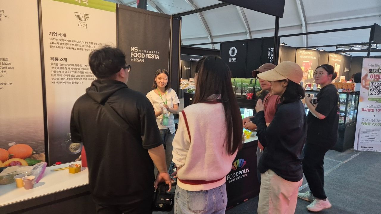 Cho Seung-ha, CEO of Dagyeok, introduces her products to visitors at the NS Food Festa held in Iksan, North Jeolla Province, in 2024. [Dagyeok]