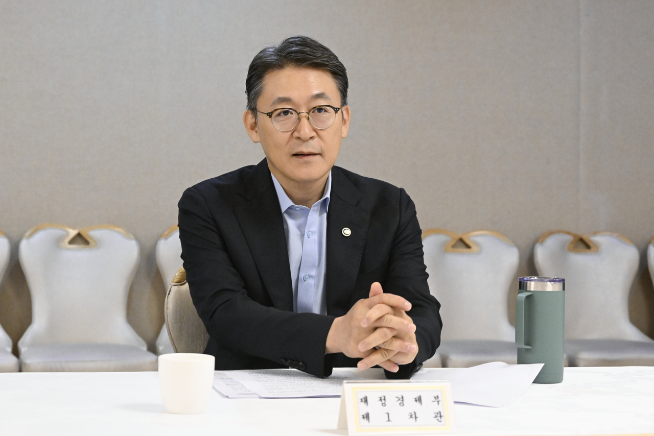 권대영 재정경제부 차관이 16일 정부서울청사에서 열린 ‘시장상황점검회의’를 주재, 모두발언을 하고 있다. [재정경제부 제공]