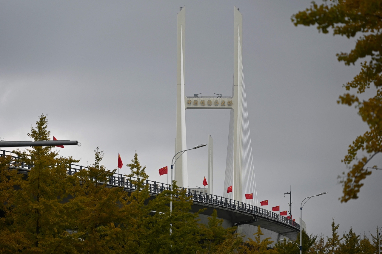 A general view shows the new cross-border bridge linking China and North Korea in Dandong, Liaoning Province, Friday. (Yonhap-AFP)