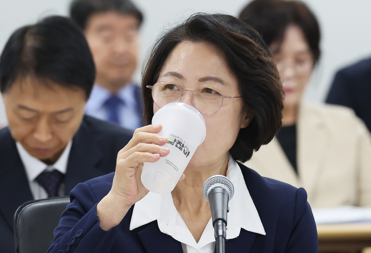 지난 13일 경기 수원시 영통구 경기도청에서 열린 국회 행정안전위원회의 경기도에 대한 국정감사에서 추미애 경기도지사가 물을 마시고 있다. [연합]