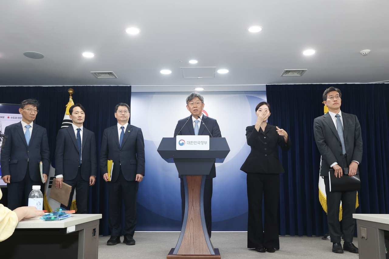 김이탁(왼쪽에서 네 번째) 국토교통부 제1차관이 16일 서울정부청사에서 열린 ‘제1차 주택공급 정례브리핑’에서 발언하는 모습. [국토교통부 제공]
