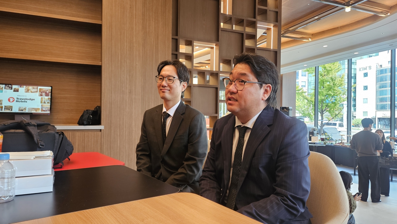 헤럴드뮤즈와 인터뷰 중인 이호윤 트래블로지 한국 총괄(오른쪽)과 유흥식(Anthony Yoo) 트래블로지 강남역삼점 총지배인