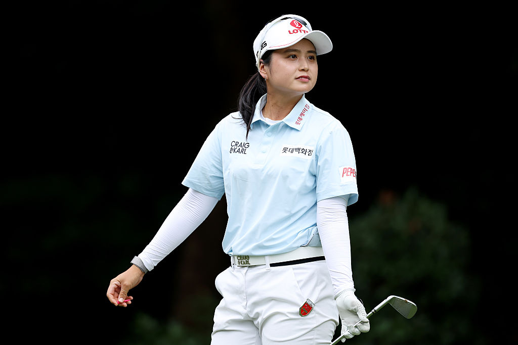 최혜진이 16일 중국 상하이 서산 골프클럽에서 열린 LPGA투어 뷰익 LPGA 상하이 2라운드 6번홀에서 티샷을 한 뒤 타구 궤적을 보고 있다. [게티이미지]