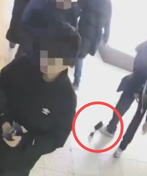 피의자 A씨가 행인과 몸을 충돌한 후 휴대전화를 떨어뜨리는 장면. [서울 송파경찰서]
