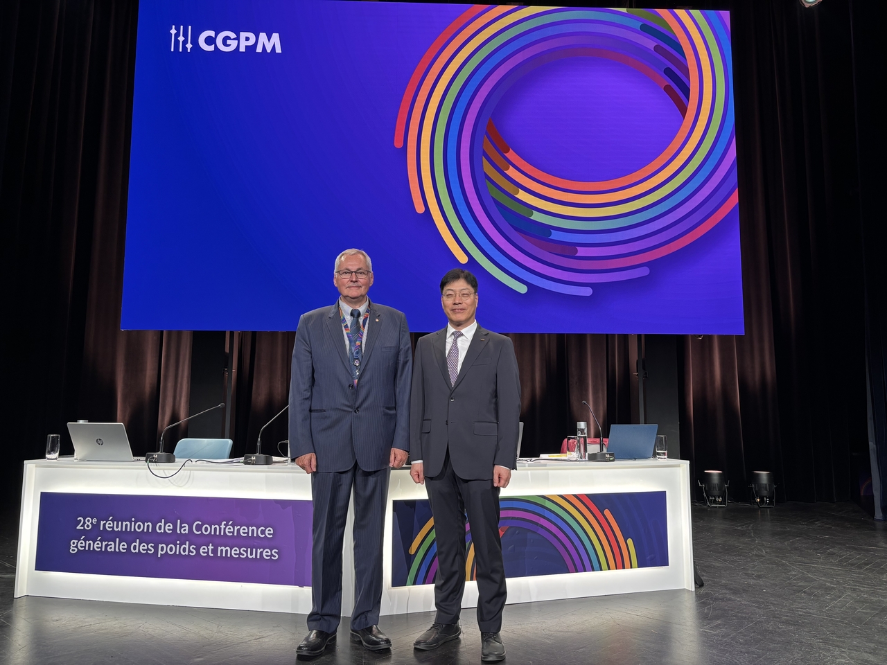 Korea Research Institute of Standards and Science (KRISS) Deputy Director Park Yeon-kyu (right), newly elected to the International Committee for Weights and Measures (CIPM), poses for a photo with CIPM President Dr. Wynand Louw. [KRISS]