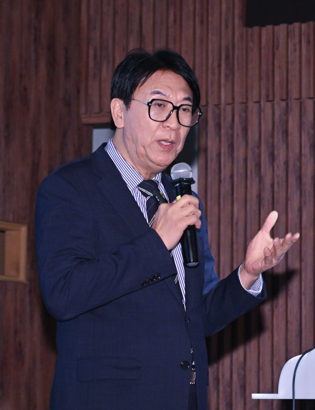 민승규 한경국립대학교 특임교수가 16일 오후 서울 서초구 aT센터에서 열린 제5회 2026 한국농업 미래혁신포럼에서 ‘김치, 나물, 도자기가 만드는 K-푸드의 미학’을 주제로 기조연설을 하고 있다. 임세준 기자