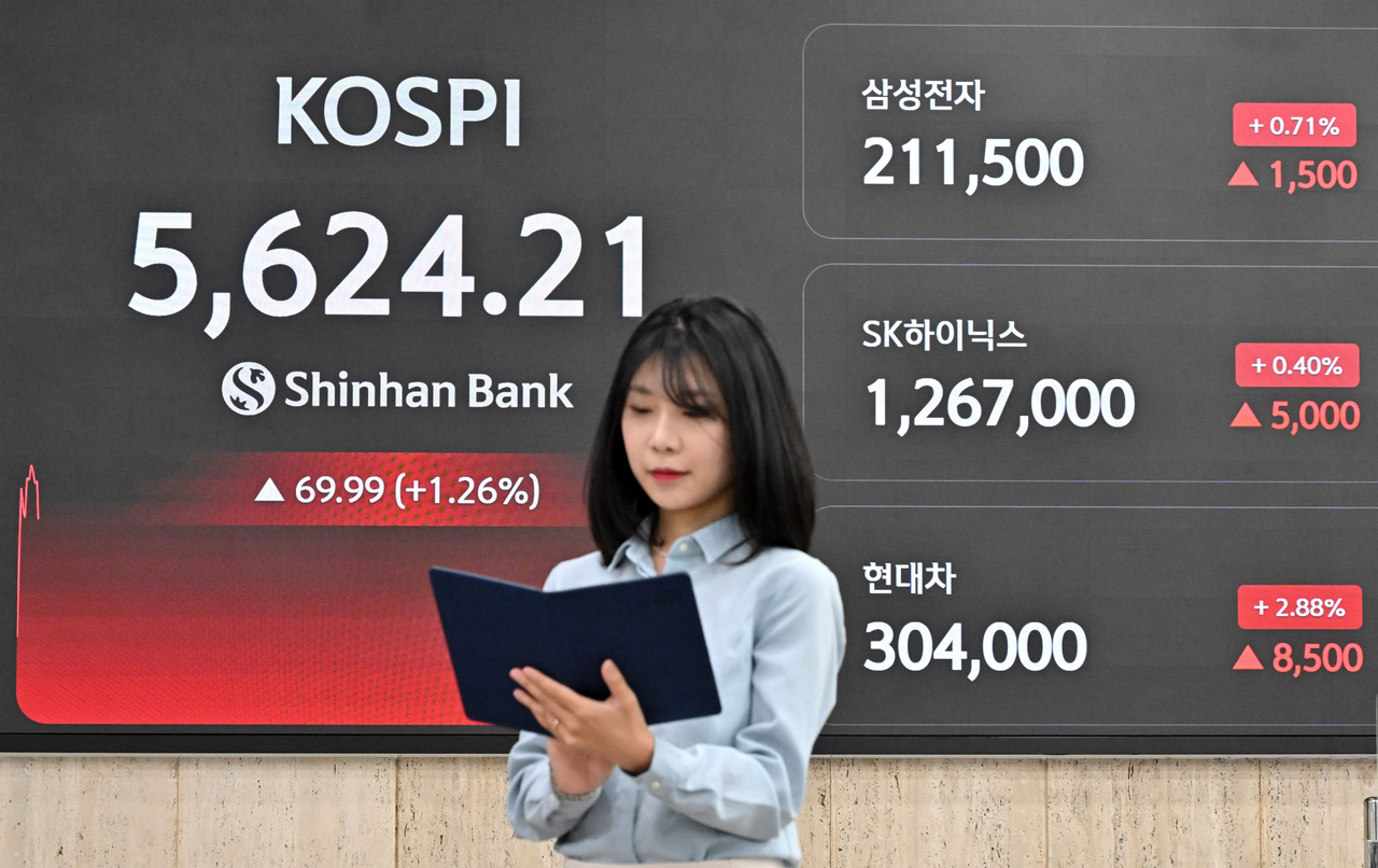 코스피 지수가 전날 7% 넘게 폭락한 가운데 16일 반등세가 나오면서 장중 5700선을 회복하고 있다. 이날 오전 서울 중구 신한은행 로비 전광판에 코스피 지수와 삼성전자·SK하이닉스·현대차 주가가 표출되고 있다.  임세준 기자