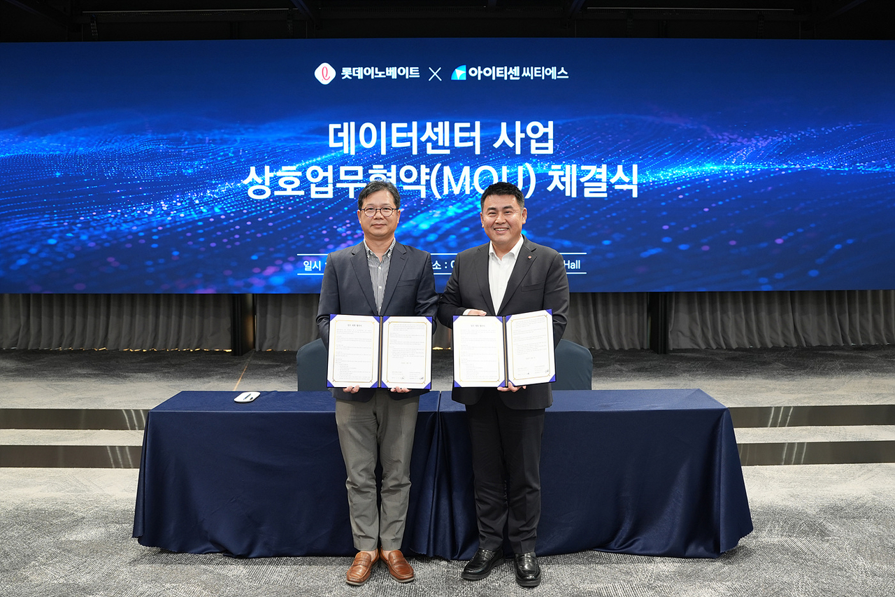 데이터센터 사업 상호업무협약 체결식에서 김경엽(왼쪽) 롯데이노베이트 대표이사와 한상욱 아이티센씨티에스(ITCEN CTS) 대표이사가 기념촬영을 하고 있다.[롯데이노베이트 제공]