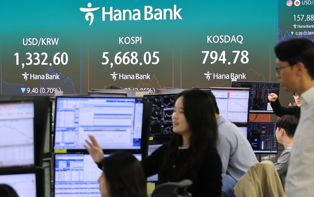 An electronic board showing the Korea Composite Stock Price Index at a dealing room of the Hana Bank headquarters in Seoul on Friday. (Yonhap)