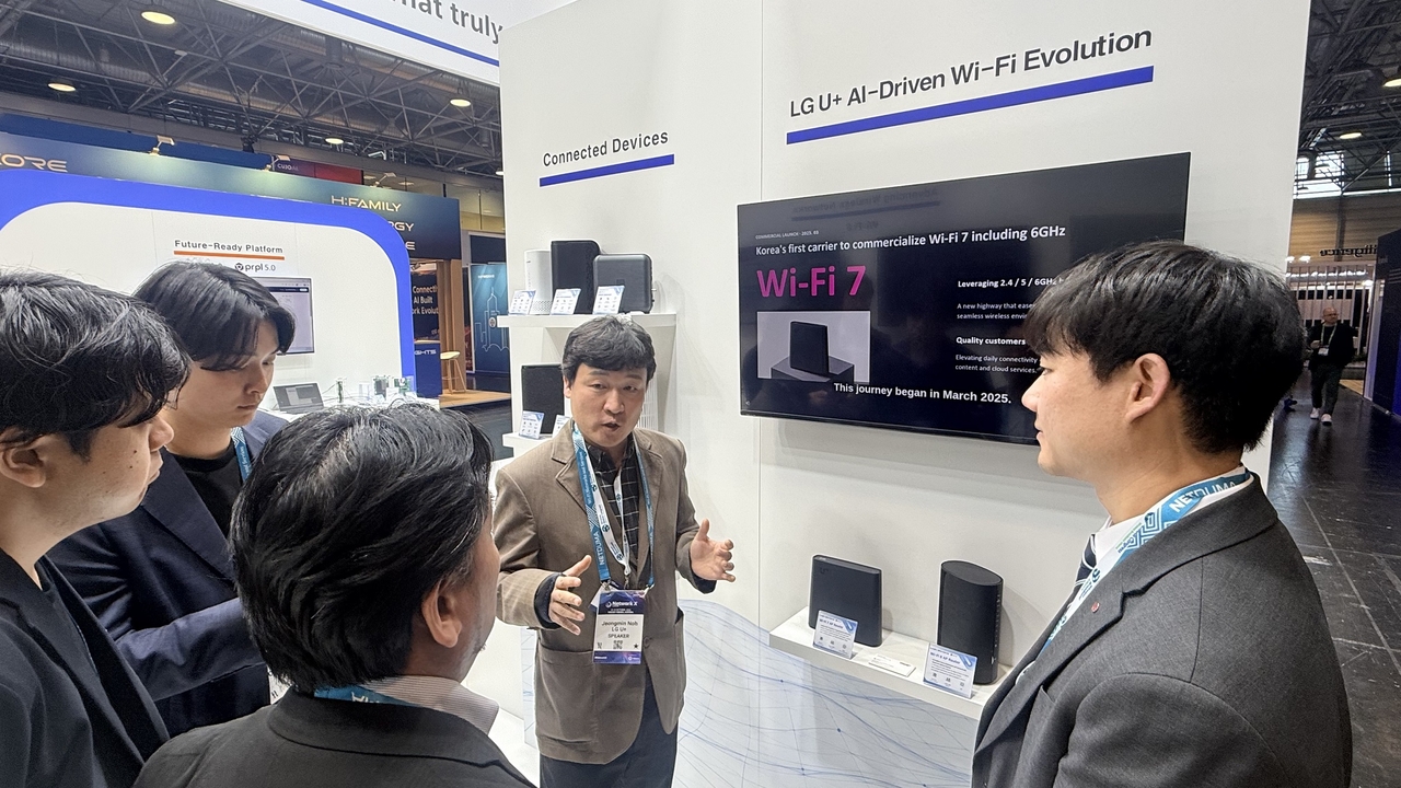 An LG Uplus home device development team employee explains AI-based next-generation Wi-Fi technology at the company's booth at Network X 2026. [LG Uplus]