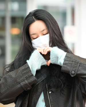 [포토] 혜리 ‘죄송해요 눈을 뜰 수가 없어요’