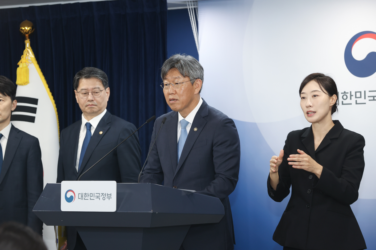김이탁(오른쪽에서 두 번째) 국토교통부 제1차관이 16일 서울정부청사에서 열린 ‘제1차 주택공급 정례브리핑’에서 발언하는 모습. [국토교통부 제공]