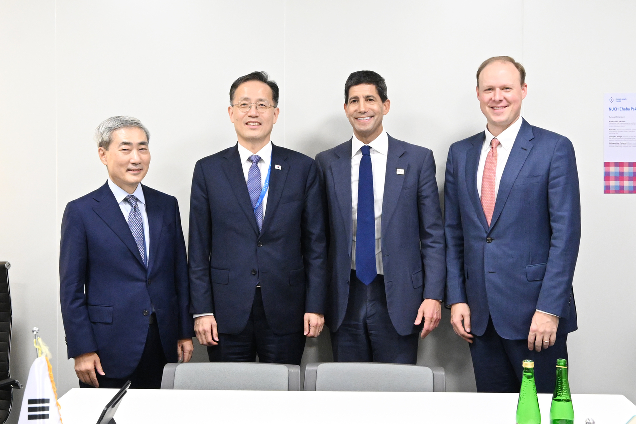 국제통화기금(IMF)·세계은행(WB) 연차총회 및  주요 20개국(G20) 재무장관.중앙은행 총재 회의, 주요 7개국(G7) 재무장관.중앙은행 총재 회의 참석차 태국 방콕을 방문중인 이형일 부총리 겸 재정경제부 장관이 16일(현지시간) 퀸시리낏 컨벤션센터(QSNCC)에서 ‘한·미 재무통화당국 2+2 면담’ 에 앞서 기념사진을 찍고 있다. (왼쪽부터 신현송 한국은행 총재, 이형일 부총리, 캐빈 워시 미국 연방준비제도이사회(FRB) 의장, 프란시스 브룩 미 재무부 부장관) [재정경제부 제공]