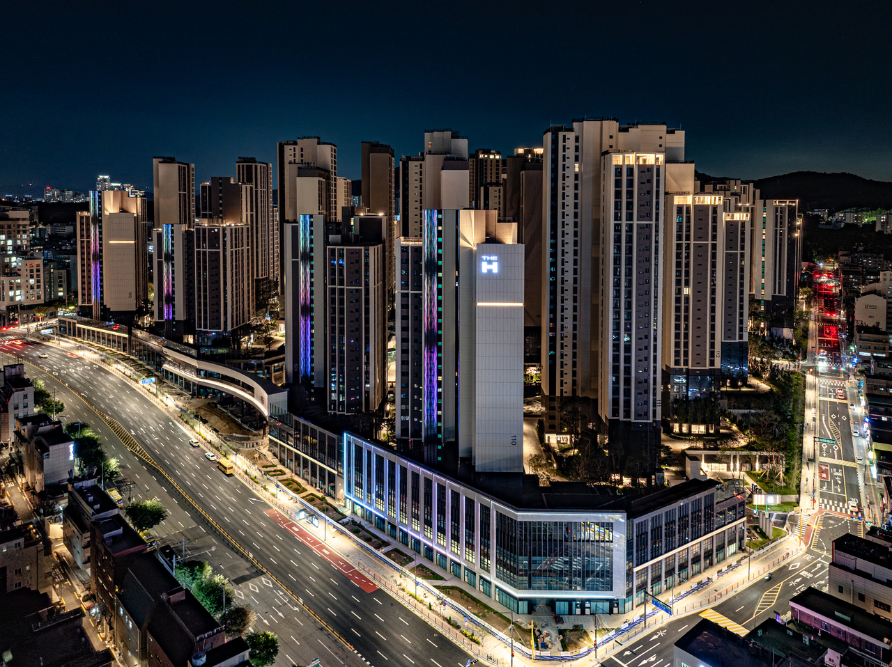 A nighttime view of DH Banpo, with landscape lighting realized through perforated panel fixtures [Hyundai Engineering & Construction]