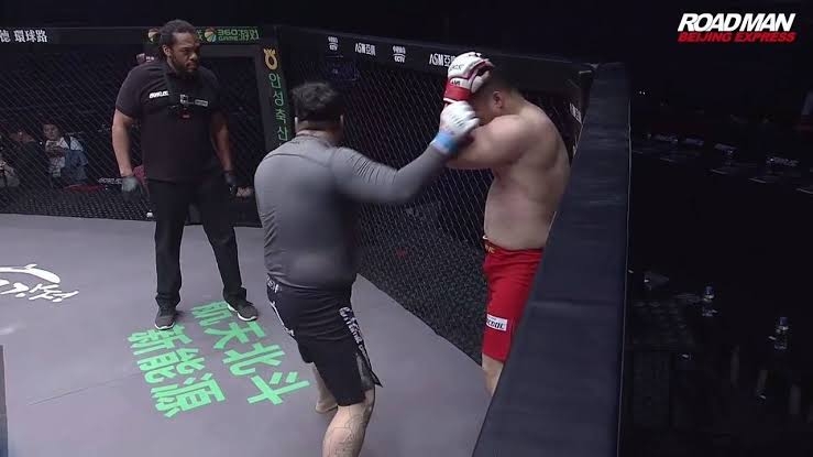 김재훈이 지난 2016년 7월 중국 후난성 창사에서 열린 로드FC 032에서 중국 선수 장지안준에게 공격을 퍼붓는 도중 심판 허브 딘을 바라보며 경기를 중단시키라고 어필하고 있다.  이 당시 “마 흐브딘 빨리 안말리나 임마 이거 이라다 죽는다카이!”라고 외쳤다는 이야기가 퍼지면서 격투기 팬들 사이에서는 밈이 됐었다.