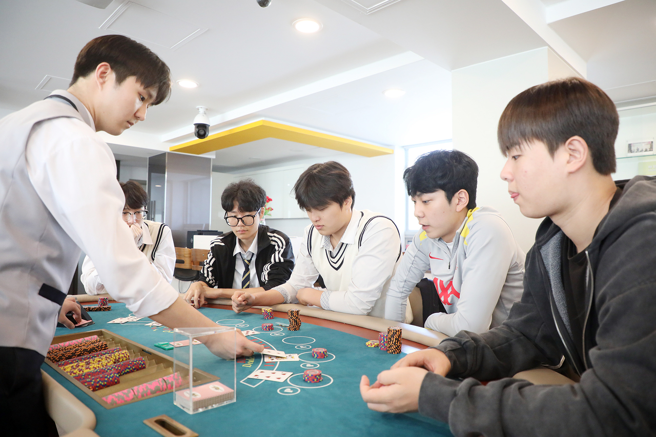 Students from Daegu Tourism High School take part in a casino and surveillance major practicum at Yeungnam University of Science and Technology. [Yeungnam University of Science and Technology]