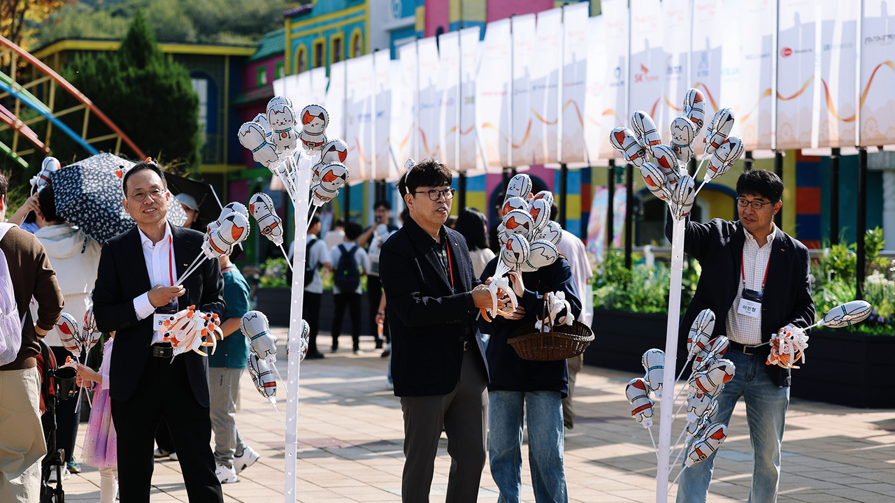 SK hynix Chief Technology Officer Cha Seon-yong (center) and other executives greet attendees at the "ThanksFULL Day" event held at Seoul Land in Gwacheon on Thursday. [SK hynix]
