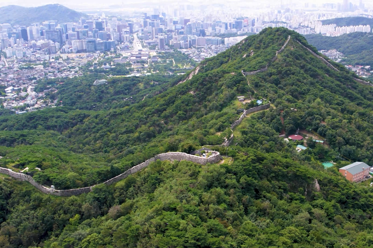 The newly opened third-phase trail on Bugaksan in northern Seoul (Korea Heritage Service)