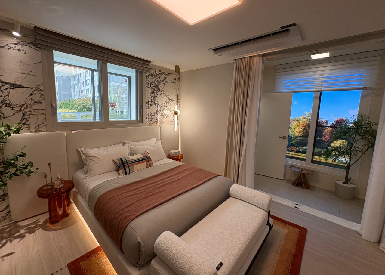 A bedroom in the 84-square-meter A unit at the Arkmer Dongtan model home.