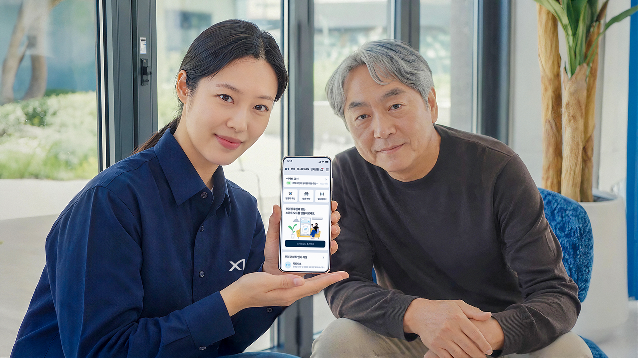 ‘자이 시니어 온보딩’ 행사를 통해 입주민에게 자이홈 활용법을 설명하고 있는 사진. [GS건설 제공]