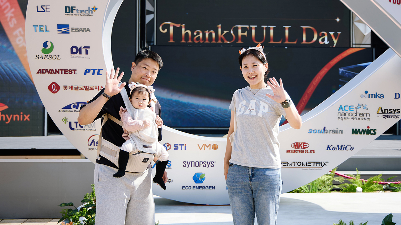 SK hynix hosts its "ThanksFULL Day" event at Seoul Land in Gwacheon on Thursday, inviting about 30,000 employees and family members from more than 130 partner companies. [SK hynix]