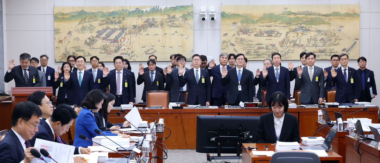 유홍림 서울대학교 총장, 이인재 인천대학교 총장 등 기관 증인이 지난 16일 국회 교육위원회에서 열린 서울대학교 등에 대한 국정감사에서 선서하고 있다. [연합]