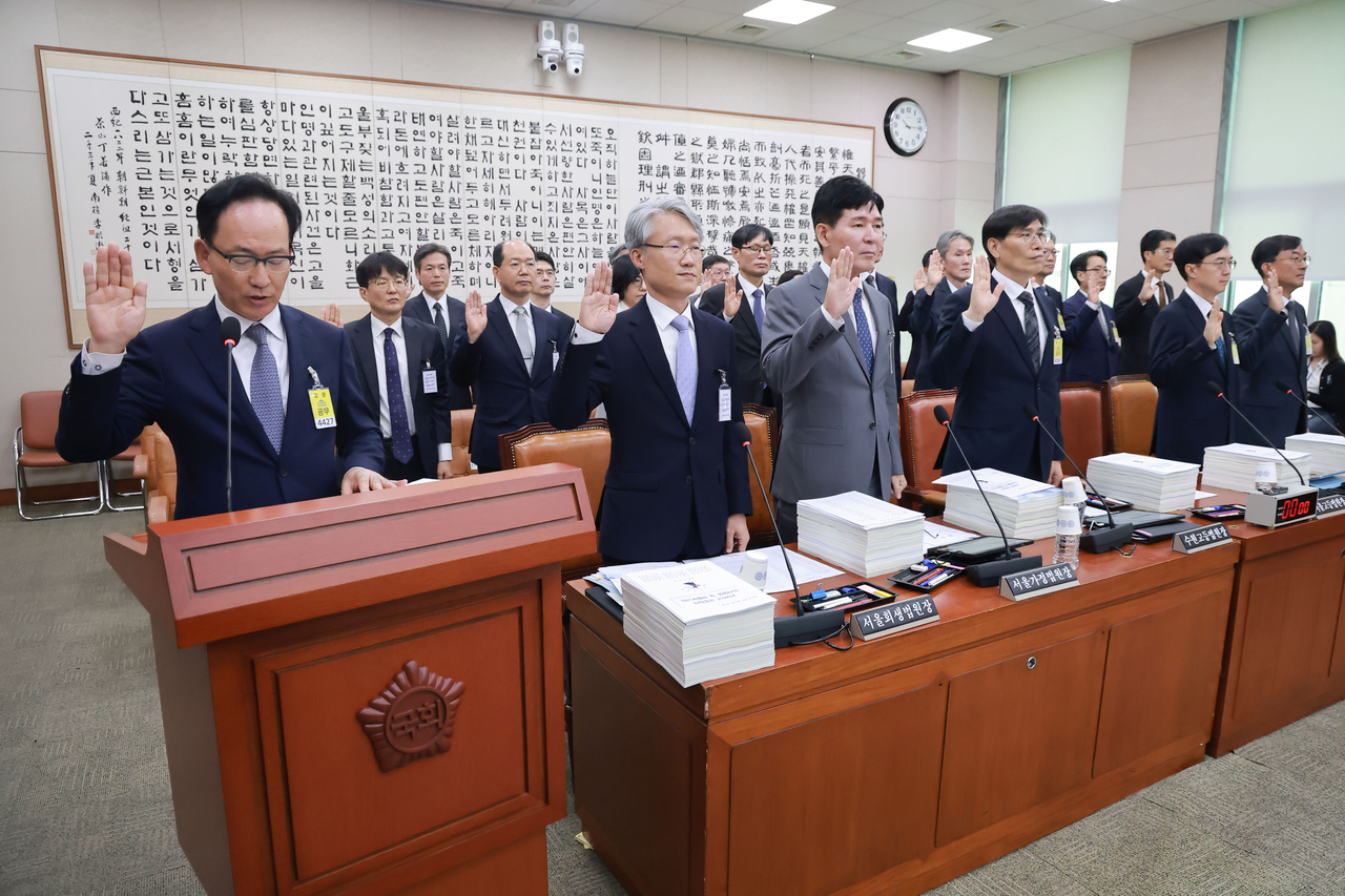 김대웅 서울고등법원장 등 각급 법원장이 16일 국회 법제사법위원회에서 열린 서울고등법원, 서울중앙지방법원 등에 대한 국정감사에서 선서하고 있다. [연합]