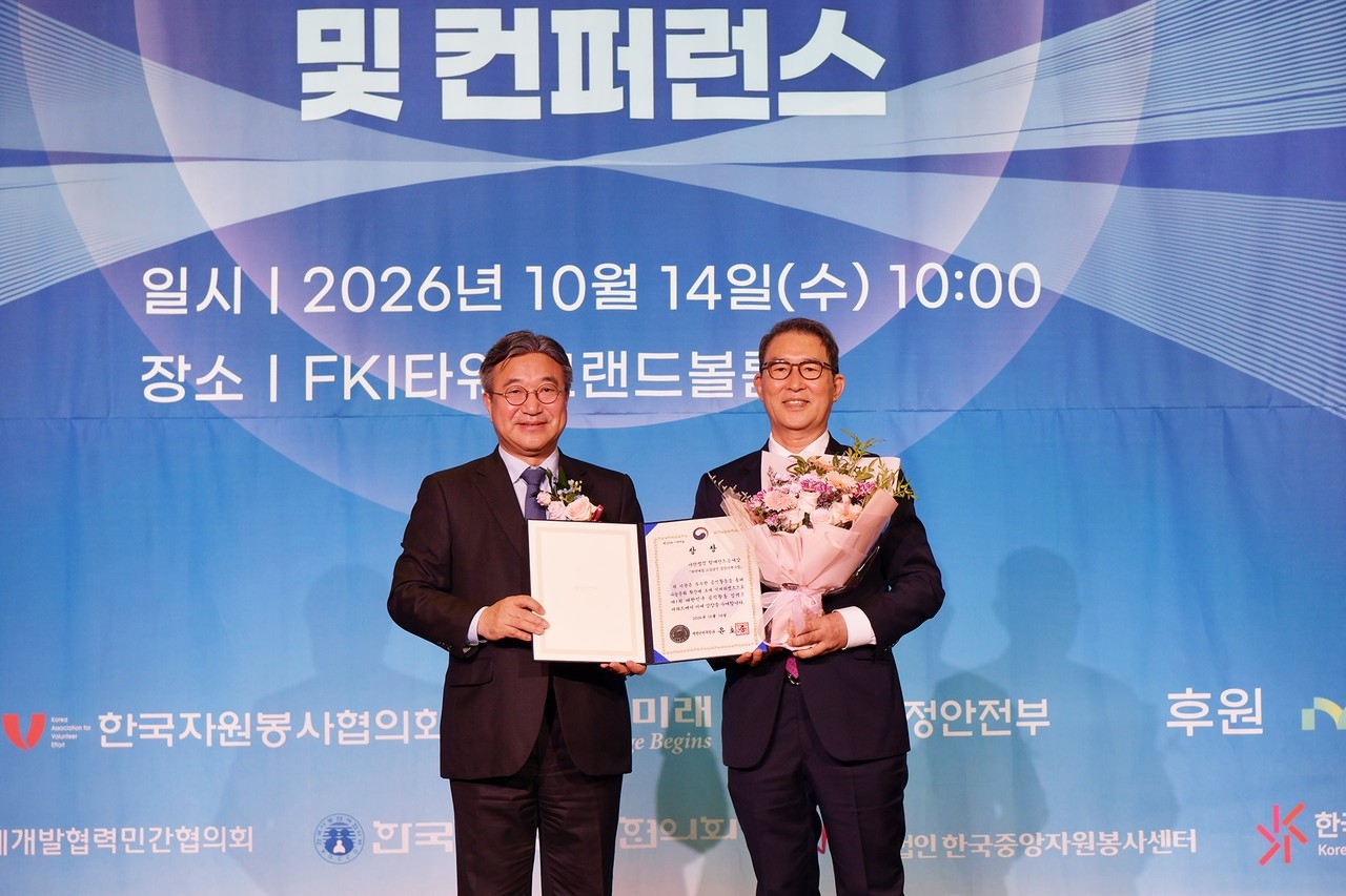 ‘제1회 대한민국 공익활동 임팩트 어워드’ 시상식후 기념촬영 장면. 왼쪽부터 윤호중 행정안전부 장관, 김용덕 함께만드는세상 이사장.
