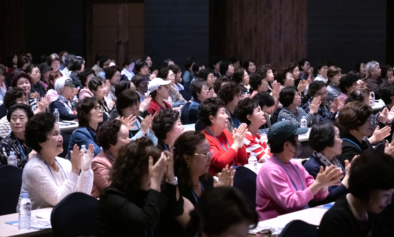 16일 오후 서울 서초구 aT센터에서 열린 제5회 2026 한국농업 미래혁신포럼에서 참석자들이 박수를 치고 있다. 임세준 기자