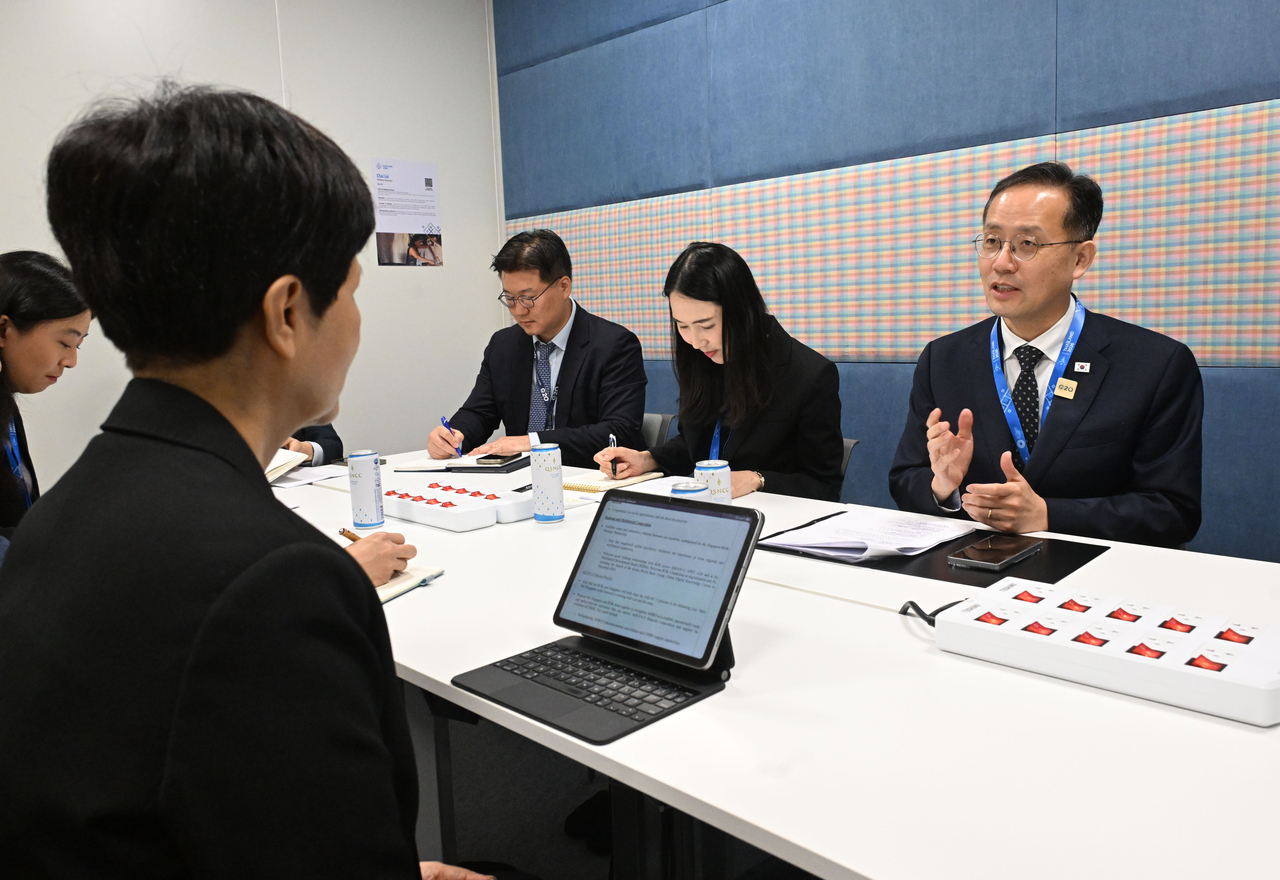 국제통화기금(IMF)·세계은행(WB) 연차총회 및  주요 20개국(G20) 재무장관·중앙은행 총재 회의, 주요 7개국(G7) 재무장관.중앙은행 총재 회의 참석차 태국 방콕을 방문중인 이형일 부총리 겸 재정경제부 장관이 15일(현지시간) 퀸시리낏 컨벤션센터(QSNCC)에서 인드라니 투라이 라자 싱가포르 재무부 제2장관과 면담을 하고 있다. [재정경제부 제공]