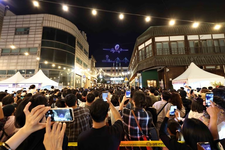 인천 개항장 국가유산 야행 행사에 18만 명에 이르는 인파가 몰려 대성황을 이루었다. [제물포구 제공]