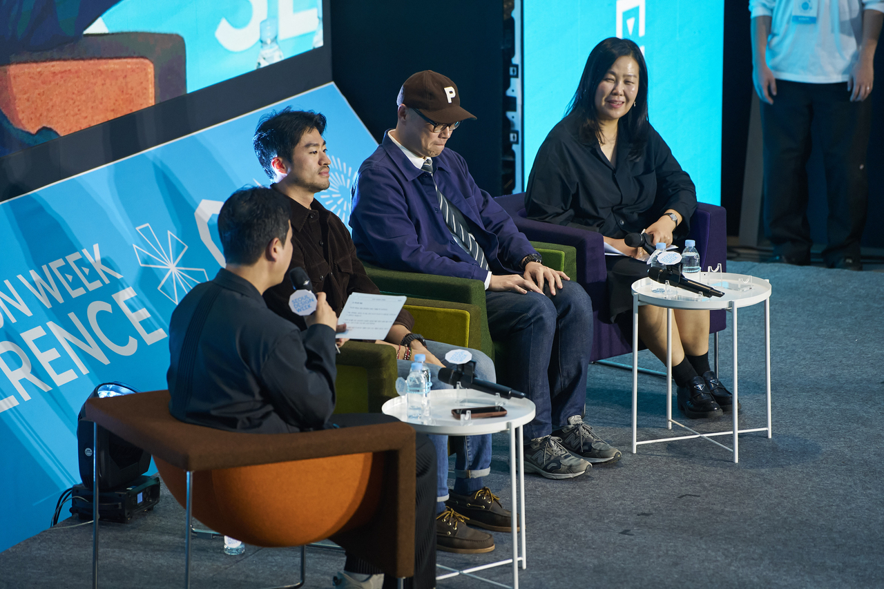 Panelists speak in a discussion at the Seoul Design Week Conference on Thursday. From right: Park So-hee, founder and creative director of Heenok; Kim Byung-ki, CEO of Fritz Co.; and Park Jae-hyun, CEO of Seoul Morning Coffee Club. (Seoul Design Week)