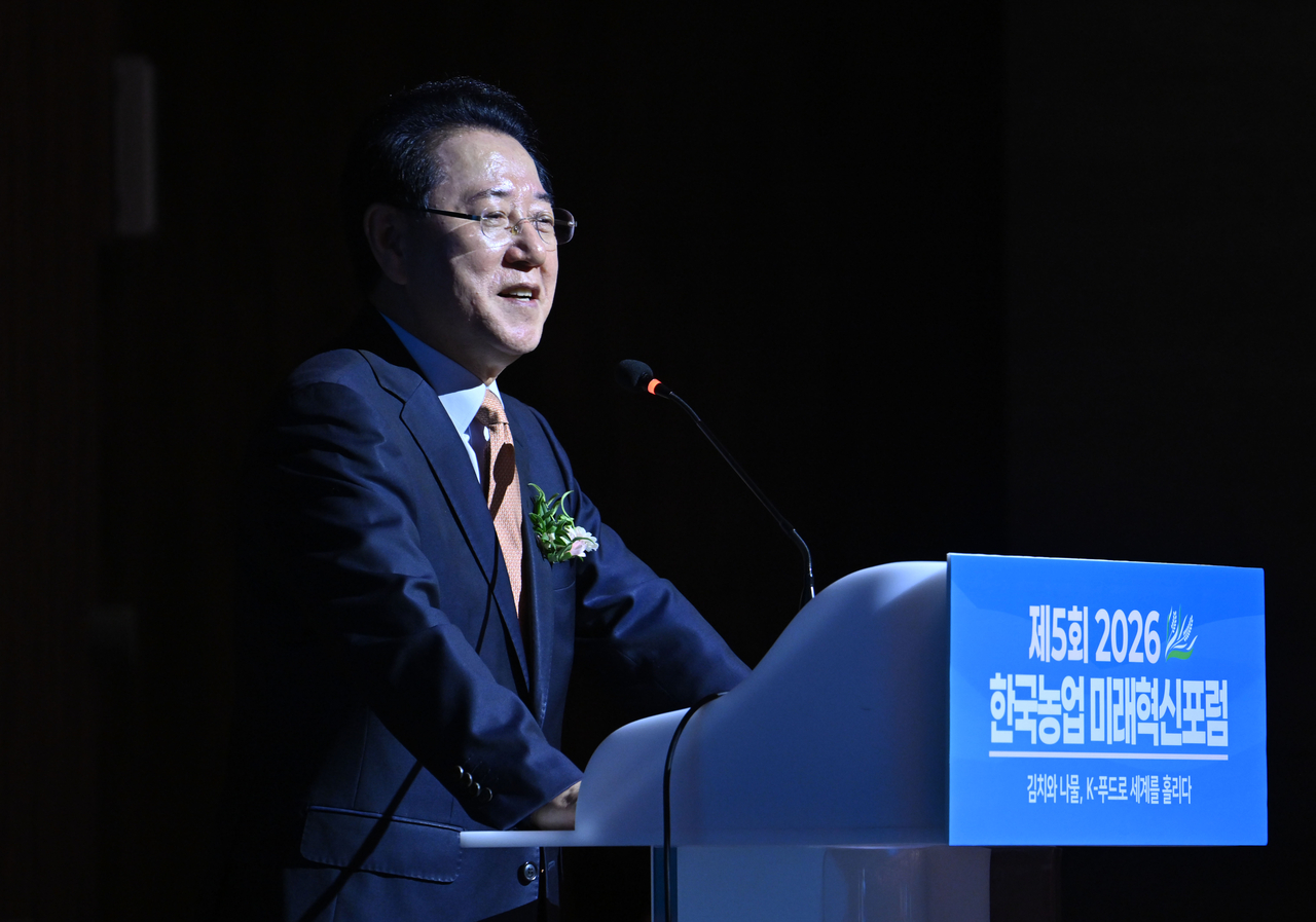 김영록 전 농림축산식품부 장관이 16일 오후 서울 서초구 aT센터에서 열린 제5회 2026 한국농업 미래혁신포럼에서 축사를 하고 있다. 임세준 기자