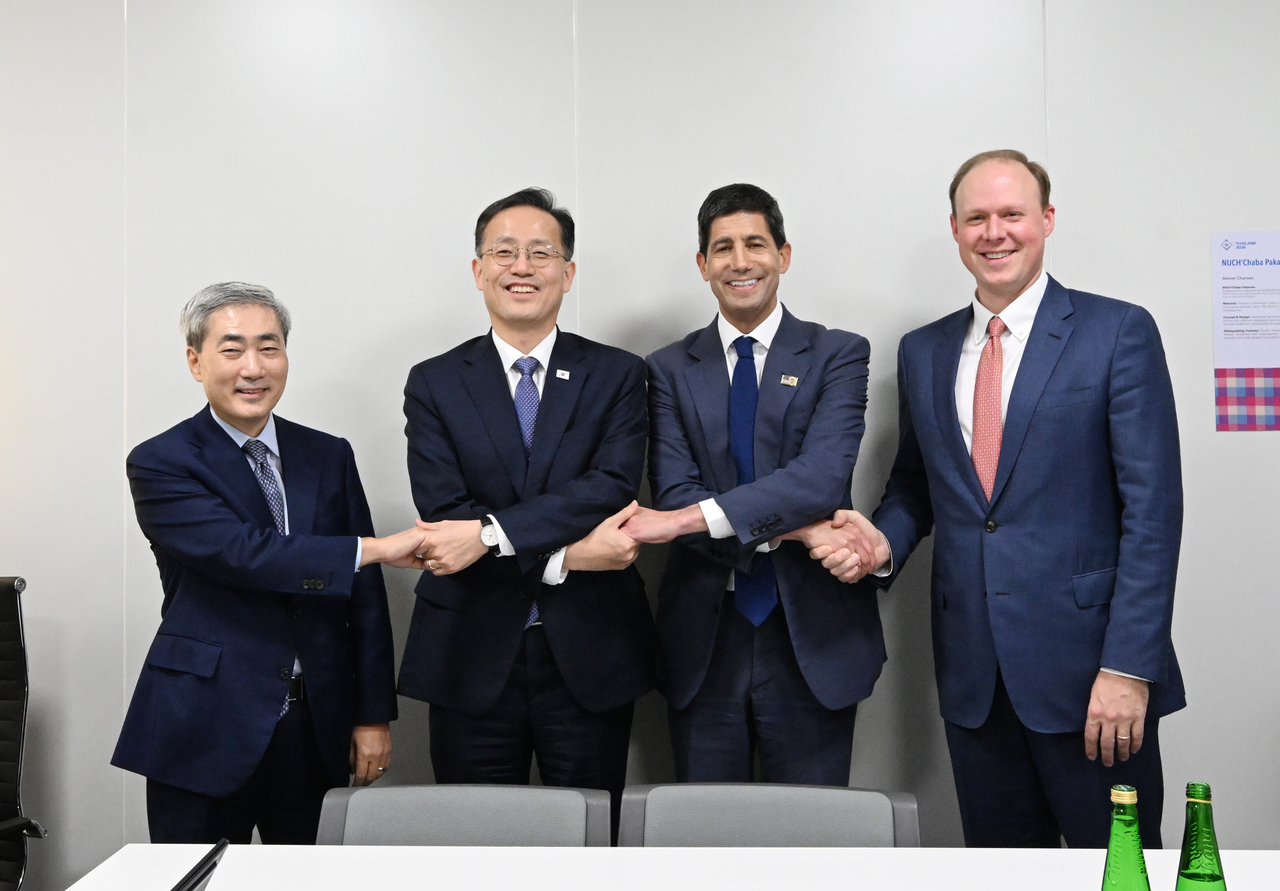국제통화기금(IMF)·세계은행(WB) 연차총회 및  주요 20개국(G20) 재무장관.중앙은행 총재 회의, 주요 7개국(G7) 재무장관.중앙은행 총재 회의 참석차 태국 방콕을 방문중인 이형일 부총리 겸 재정경제부 장관이 16일(현지시간) 퀸시리낏 컨벤션센터(QSNCC)에서 ‘한·미 재무통화당국 2+2 면담’ 에 앞서 기념사진을 찍고 있다. (왼쪽부터 신현송 한국은행 총재, 이형일 부총리, 캐빈 워시 미국 연방준비제도이사회(FRB) 의장, 프란시스 브룩 미 재무부 부장관) [재정경제부 제공]