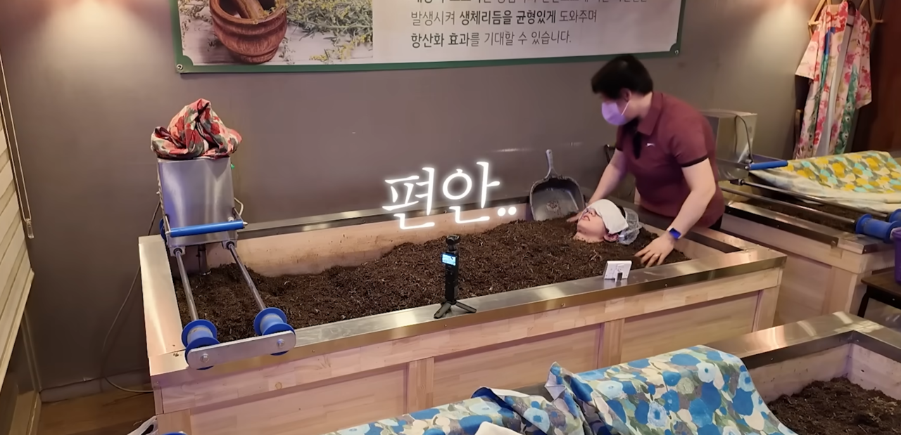 Hyeri of Girl's Day enjoys an enzyme bath. (Screenshot from Hyeri's Instagram: @IamLeeHyeri)