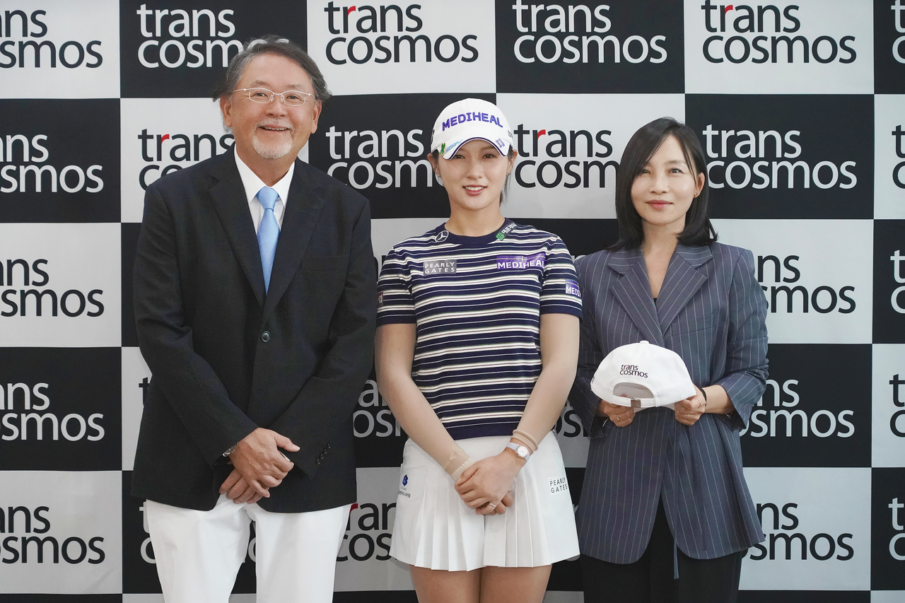 박현경 프로(가운데)가 트랜스코스모스 관계자들과 지난 7일 후원 계약을 맺고 기념촬영하고 있다.