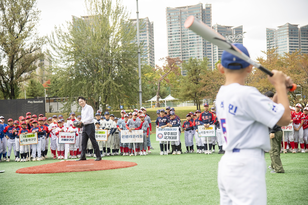 Yongsan-gu District Mayor Kim Kyung-dae throws the ceremonial first pitch.