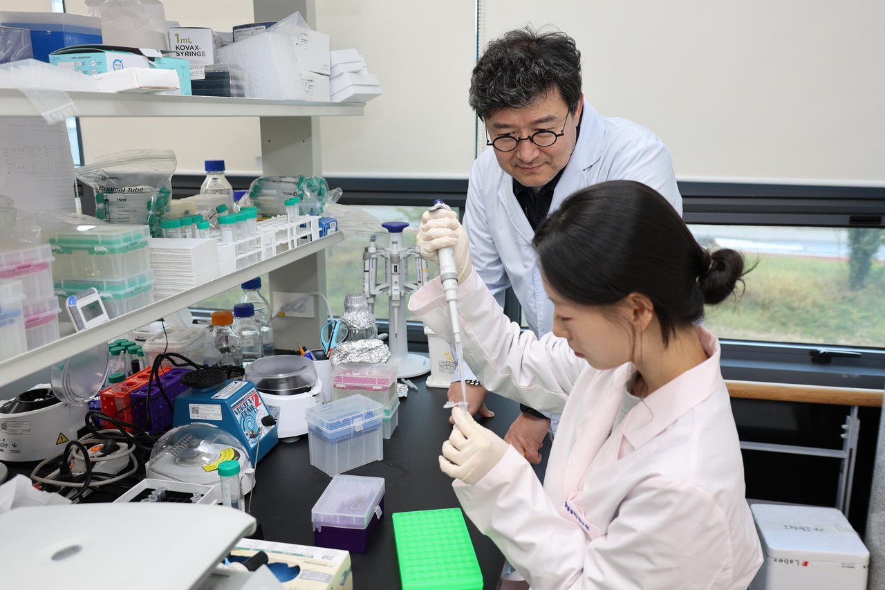 성낙균(윗쪽) 한국생명공학연구원 박사 연구팀이 관련 실험을 수행하고 있다.[한국생명공학연구원 제공]