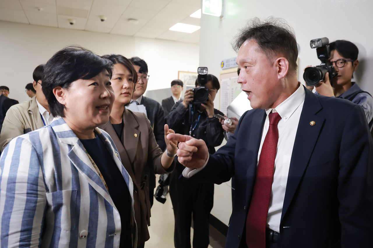 지난 6일 국회 법제사법위원회에서 대법원 국정감사가 중지된 뒤 김태규 국민의힘 의원이 더불어민주당 소속 서영교 법사위원장에게 발언권 정지와 관련 항의하고 있다. [연합]