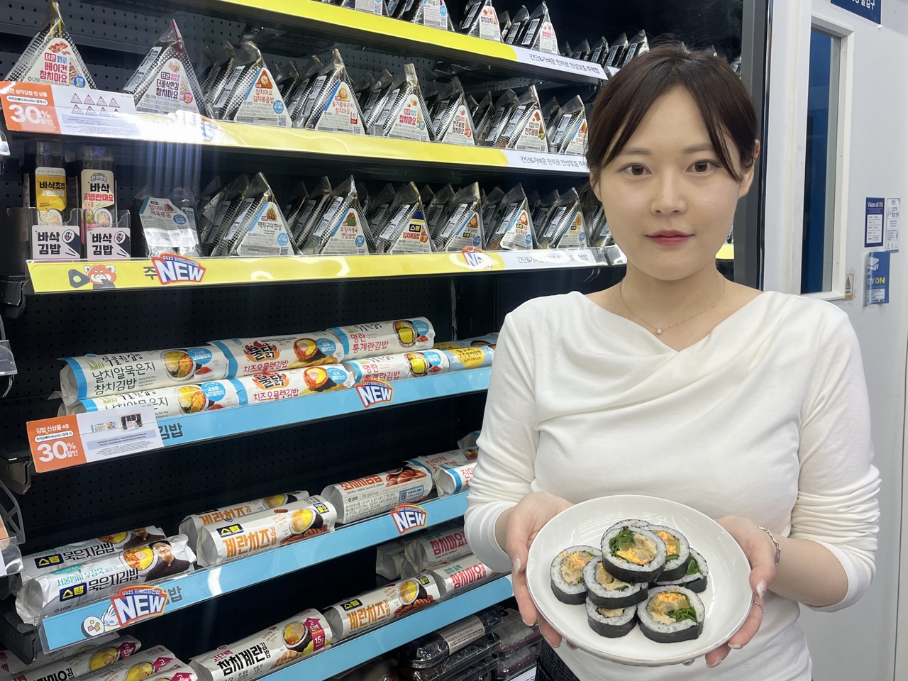 GS25가 유명 맛집 ‘식물원김밥’과 협업해 출시한 ‘날치알묵은지 김밥’. [GS25 제공]