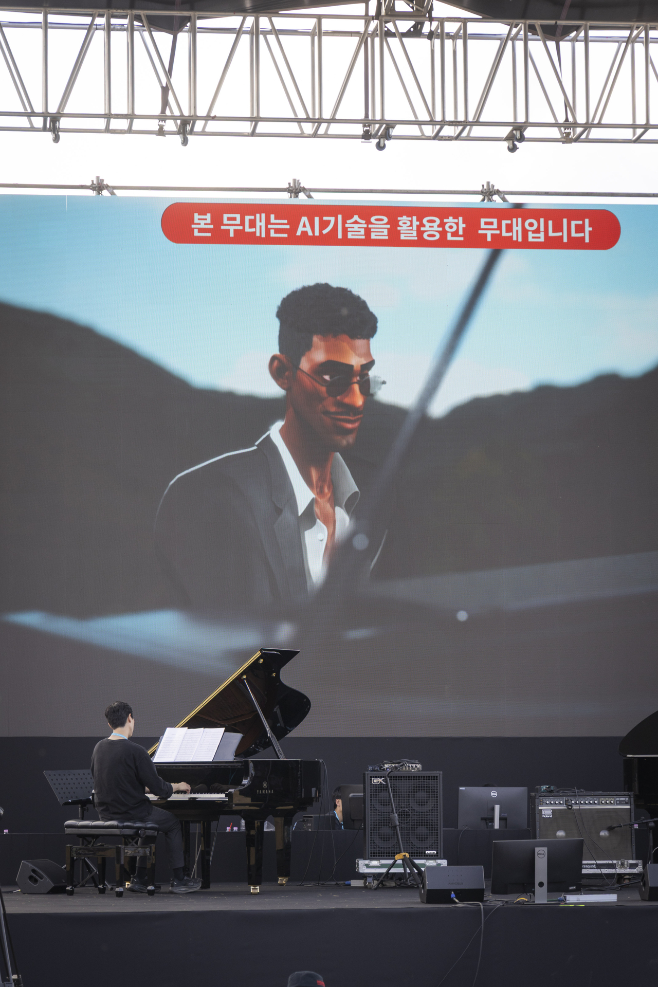 재즈 피아니스트 허대욱과 AI 피아니스트 ‘스콧’의 협연 무대가 진행 중이다.[KAIST 제공]