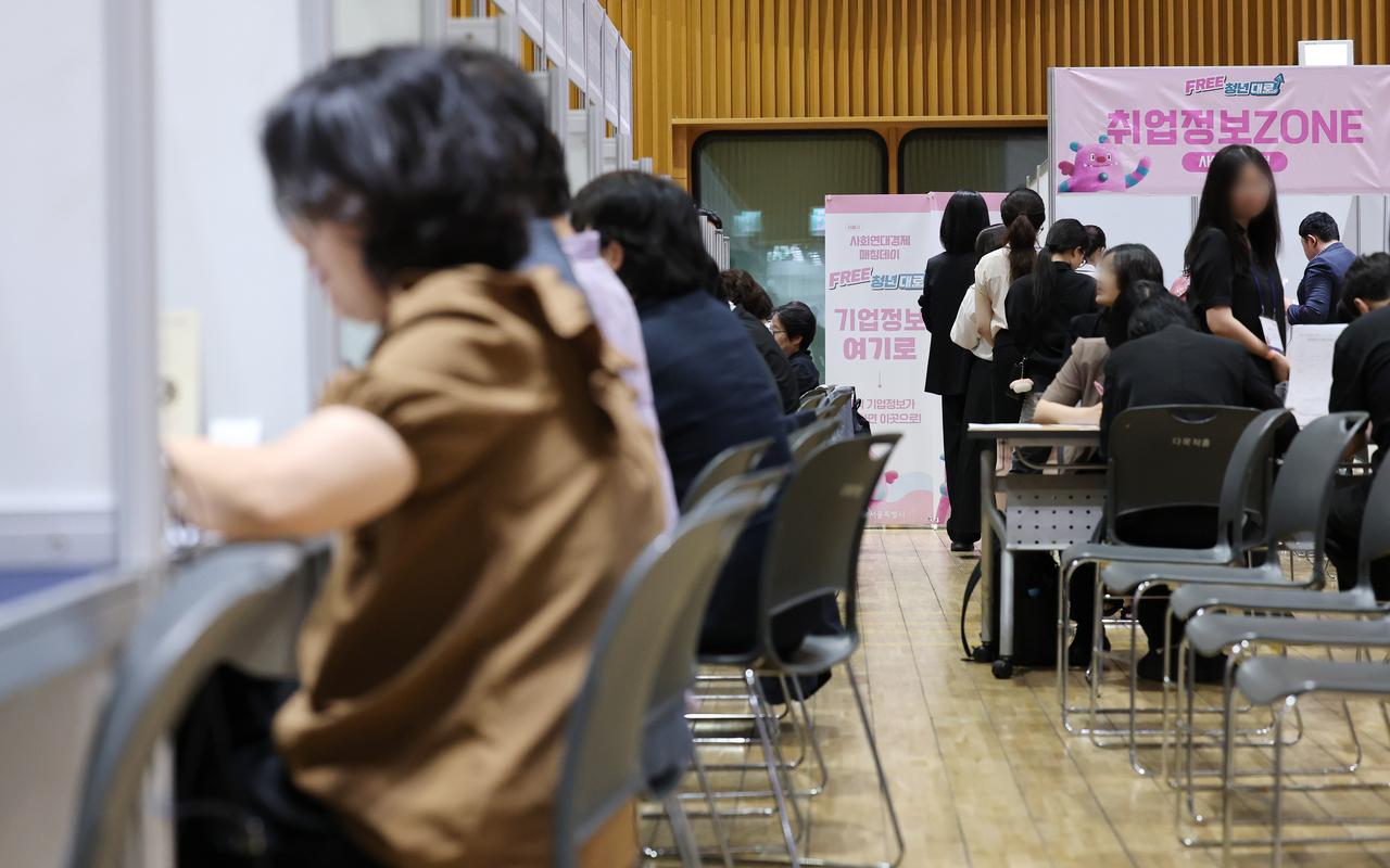 16일 서울시청에서 구직 청년과 사회연대경제기업을 연결하는 ‘FREE 청년대로, 청년-기업 매칭 데이’ 행사가 열리고 있다. [연합]