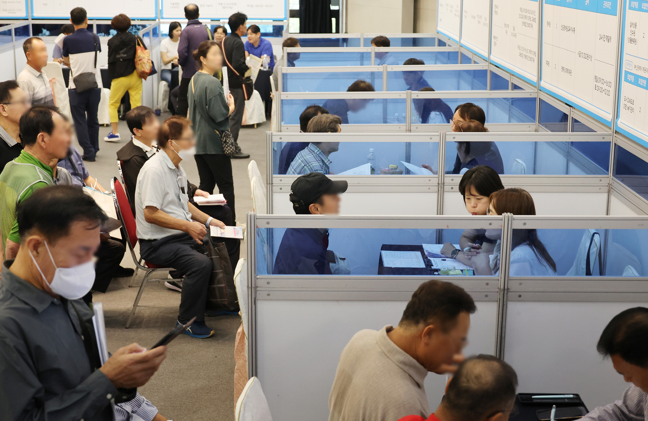 Job seekers take part in interviews at a job fair in Busan on Sept. 17. (Yonhap)