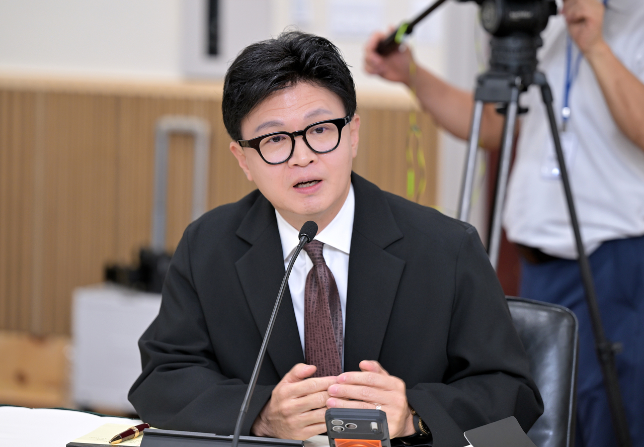한동훈 무소속 의원이 지난 12일 워싱턴DC 주미한국대사관에서 열린 국회 외교통일위원회 국정감사에서 질의하고 있다. [연합]
